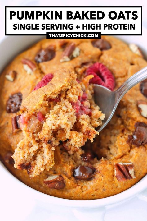 This healthy Pumpkin Baked Oats for one is easy to make and full of all the warming fall flavors you love in pumpkin bread! High in protein, sugar-free and meal prep friendly, these baked oats boast a soft and fluffy cake-like texture and are perfect for a nutritious breakfast! #fall #pumpkin #bakedoats #highprotein #highproteinbreakfast #highproteinmeals #healthy #easyrecipes #pumpkinseason #autumn | That Spicy Chick High Protein Pumpkin Recipes, Baked Oats For One, Pumpkin Baked Oats, Low Calorie Pumpkin, Baked Pumpkin Oatmeal, Protein Meal Prep, Pumpkin Oats, High Protein Meal, Protein Baking