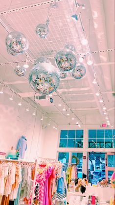 Colorful Boutique Interior, Colorful Preppy Aesthetic, Preppy Vision Board Ideas, Vsco Preppy Aesthetic, Preppy Stores, Botique Interiors, Preppy Boutique, Boutique Wallpaper, Preppy Pics