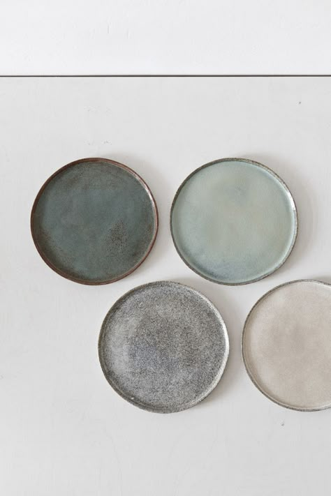 Assiette Design, Diy Tableware, Handmade Ceramics Plates, Diy Ceramic, Keramik Design, Ceramics Pottery Art, Ceramics Projects, Ceramics Ideas Pottery, Ceramic Tableware