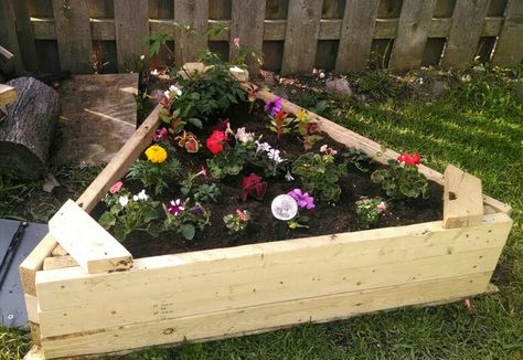 Triangle raised flower bed. Flower Beds Diy, Diy Cedar Planter Box, Herb Garden Boxes, Planter Box Plans, Raised Garden Bed Plans, Vegetable Beds Raised, Raised Planter Boxes, Raised Flower Beds, Diy Planter