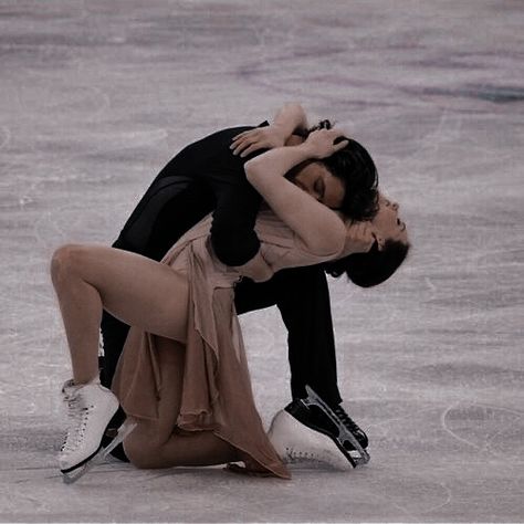 Skater Couple, Katharina Witt, Virtue And Moir, Tessa Virtue Scott Moir, Figure Ice Skates, Tessa And Scott, Scott Moir, Skating Aesthetic, Sports Aesthetic