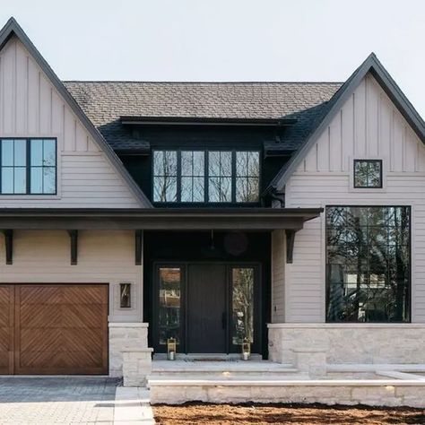 Two Tone Exterior House Colors, Tan House, Exterior Color Palette, Craftsman Exterior, Exterior House Color, Home Exterior Makeover, Exterior Makeover, Modern Farmhouse Exterior, House Siding