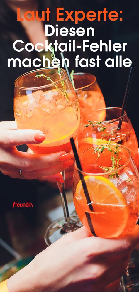 Egal ob Sie die beste Freundin erwarten, ein paar Arbeitskollegen kommen oder eine nette Runde mit der Familie geplant ist: Wenn Sie Cocktails anbieten, sollten Sie diesen einen Fehler vermeiden Aperol Spritz Gift Basket, Whisky Cocktail, Aperol Spritz, Rose Wine, Theater, Alcoholic Drinks, Drinks, Glass, Pins