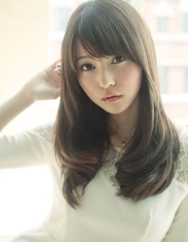 Side swept bangs with layers, Contemplating a new cut. Like it but, not sure I can pull off bangs... Side Bangs Hairstyles, Asian Haircut, Japanese Hairstyle, Side Bangs, Asian Hair, Dream Hair, Trendy Hairstyles, Beauty Inspiration, Hairstyles With Bangs