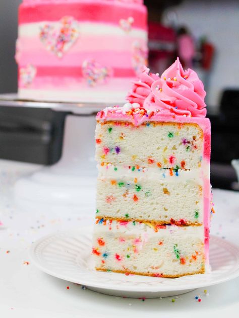 This small batch funfetti cake recipe makes the perfect 6-inch cake! It makes 3 sprinkle packed cake layers that are perfect for stacking!! Artisan Cupcakes, Confetti Cake Recipe, American Buttercream Frosting Recipe, American Buttercream Recipe, 6 Inch Cake, Stomach Rumbling, Batch Baking, Baker Baker, Small Cakes