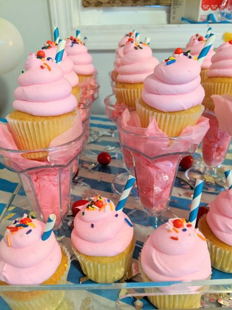 Drive In Theme Birthday Party, 50s Theme Dessert Table, 50s Birthday Party Theme For Kids, 50s Cupcakes, Diner Themed Birthday Party, Diner Party Decorations, Grease Party Ideas, 50s Themed Party Ideas, Grease Birthday Party Ideas