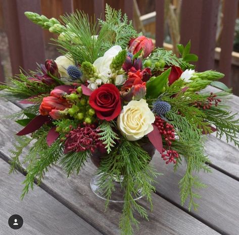 Fresh Floral Christmas Centerpieces, Winter Silk Flower Arrangements, Unique Christmas Floral Arrangements, Christmas Fresh Floral Arrangements, Christmas Floral Centerpieces Diy, December Floral Arrangements, Holiday Floral Centerpieces, Christmas Fresh Flower Arrangements, Diy Christmas Floral Arrangements