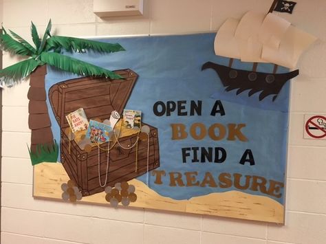 Pirate Library Display, Book Fair Themes, Book Fair Ideas Display, Pirate Display, Reading Week Ideas, Ocean Library, Treasure Theme, School Library Book Displays, Literacy Display