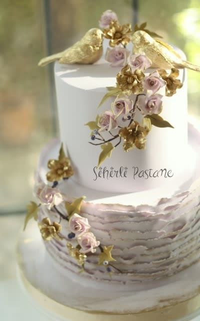 Gold Love Birds Wedding Cake by Sihirli Pastane - http://cakesdecor.com/cakes/292736-gold-love-birds-wedding-cake Bird Cake Topper Wedding, Wedding Cake Birds, Bird Cake, Spring Wedding Cake, Butterfly Cake Topper, Beauty Cakes, Fun Cakes, Love Birds Wedding, Bird Cakes