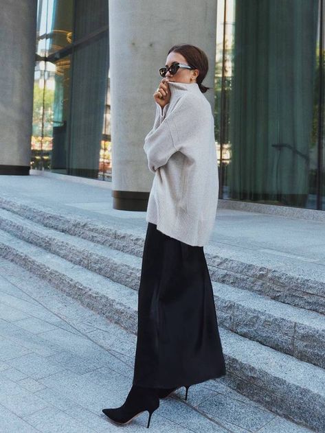 What to Actually Wear With a Midi Skirt and Look On Trend | Who What Wear UK Skirt And Jumper Outfit, Black Maxi Skirt Outfit, Jean Looks, What To Wear Tomorrow, Dress For Winter, Oversize Outfit, Maxi Skirt Outfit, Simple Clothes, Wool Fashion