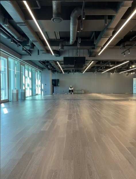 Minho Jyp Entertainment Dance Studio, Kpop Dance Studio, Studio Dance Room Kpop, Aesthetic Dance Studio, Dance Studio Aesthetic, Home Studio Ideas, Hypebeast Room, Dance Aesthetic, Dance Rooms