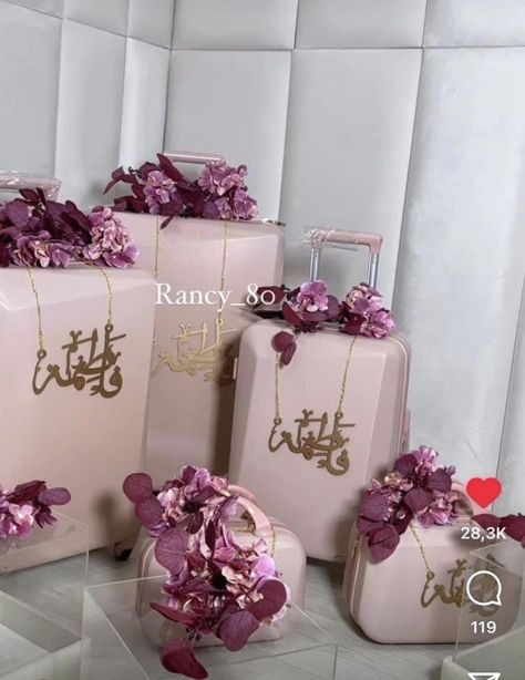 Bridal Luggage Decoration, Table Event Decorations, Bride Suitcase, Libyan Clothing, Arab Bride, Wedding Luggage, Quick Eye Makeup, Suitcase Design, Wedding Gift Hampers