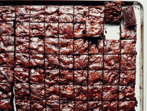 Half Sheet Brownies, Sheet Desserts For A Crowd, Easy Sheet Pan Brownies, How To Serve Brownies At A Party, Half Sheet Pan Desserts, Sheet Brownies, Sheet Desserts, Brownies Cup, Sheet Pan Brownies