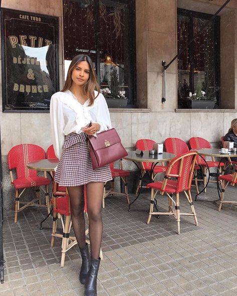 Daniela (@corinagpr) • Fotos y videos de Instagram Burgundy Bag Outfit, Red Bag Outfit, Emelie Lindmark, How To Wear Sneakers, Burgundy Bag, Blogger Street Style, Boheme Chic, Dressy Casual Outfits, Bag Outfit