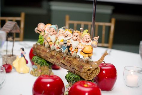 Snow White Snow White Table Setting, Snow White Wedding Cake, Snow White Table Centerpiece, Snow White Birthday Centerpiece, Snow White Bridal Shower Ideas, Snow White Table Decor, Snow White Themed Wedding, Snow White Theme Quinceanera, Snow White Table Decorations