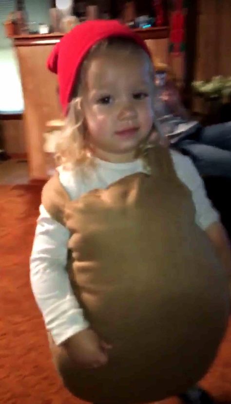 Toddler's Halloween Costume Takes "You Are What You Eat" to a Hilarious Level Chicken Nugget Costume, Minnie Mouse Costume Diy, Cat Outfit Halloween, Meme Costume, Spirit Week Outfits, Halloween Infantil, Homecoming Week, Chicken Nugget, Dress Up Day