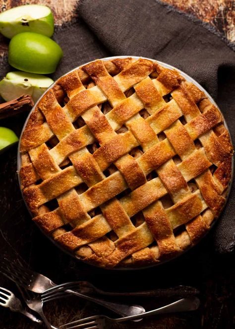 Overhead photo of apple pie whole Apple Pie Recipie, Shortcrust Pastry Recipes, Traditional Apple Pie, Perfect Apple Pie, Peach Dessert Recipes, Best Apple Pie, Recipetin Eats, Recipe Tin, Peach Desserts