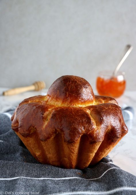 French Brioche à Tête. Buttery and rich in flavor, this beautiful golden brown French brioche will surprise you by its extremely soft and airy texture inside and its slightly crispy crust on the outside. Savory Donuts Recipe, Savory Donuts, French Brioche, French Baking, Brown French, Comfort Desserts, French Patisserie, Fruit Jam, Recipe Board