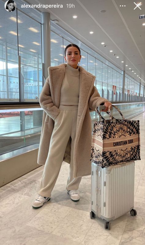 Plane Ride Outfit, Airport Style Comfy, Plane Outfit Airport Style, Winter Travel Capsule Wardrobe, Capsule Travel Wardrobe, Airport Outfit Comfy, Comfortable Airport Outfit, Airport Outfit Winter, Chic Airport Outfit