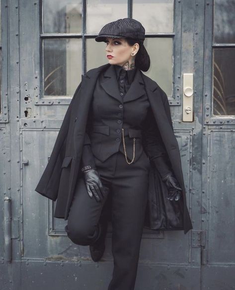 Peaky Blinders Suit Women, Suit Reference Women, Masculine Vintage Outfit, Black Feminine Suit, Peaky Blinders Aesthetic Fashion, Dark Academia Suits Women, Women In Suits Vintage, Peaky Blinders Dress Women, Greyscale Outfits