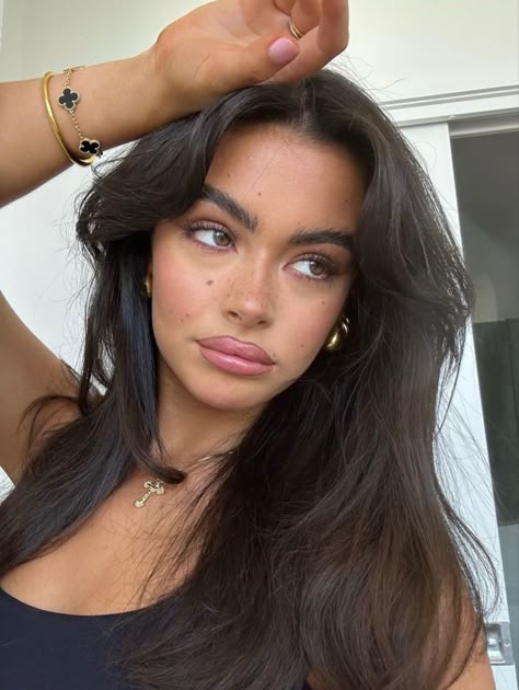 Detailed Cross, Cross Necklace Gold, Natural Beauty Makeup, My Standards, Gold Cross Necklace, Female Face, Instagram Girls, Pretty Faces, Girl Crush