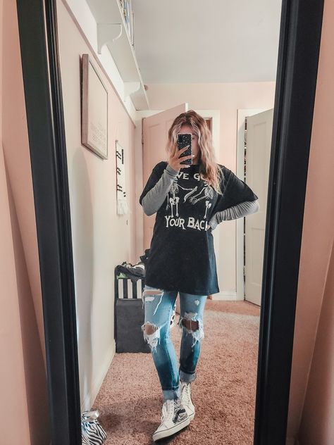 Xl Tshirt Outfit Women, Long Sleeve Under Graphic Tee Outfit, Turtleneck Graphic Tee Outfit, Graphic Tee Long Sleeve Outfit, Outfits With Long Sleeves Under Shirts, Graphic Tee Outfit 2023, Big Tee Outfits, Gray Graphic Tee Outfit, Long Sleeve Under Graphic Tee