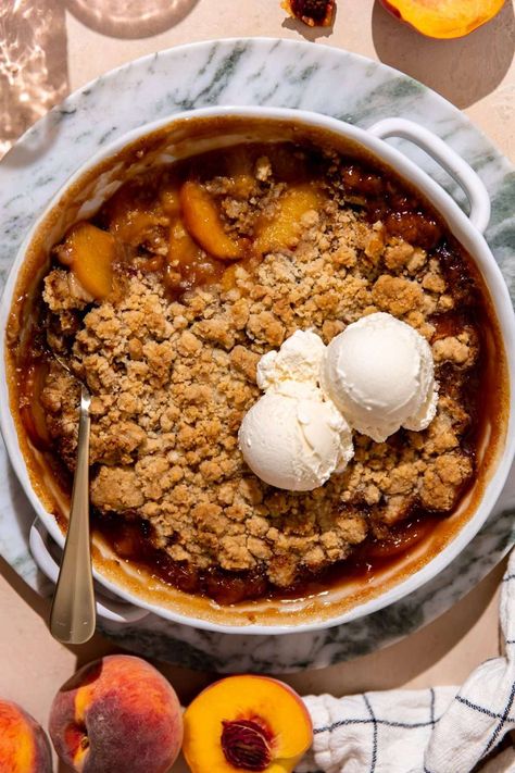 Quick Summer Desserts, Peach Crisp Recipe, Sweet Bourbon, Peach Crumble, Peach Crisp, Canned Peaches, Desserts Menu, Crisp Recipe, Food Blogs