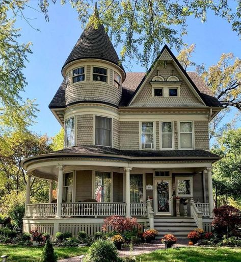 August Scheele House, Elgin, IL 1894 - Queen Anne style Queen Anne Victorian House, Queen Anne House, Victorian Style Homes, Dream Life House, Queen Anne Style, New England Homes, Victorian Architecture, Victorian House, Up House