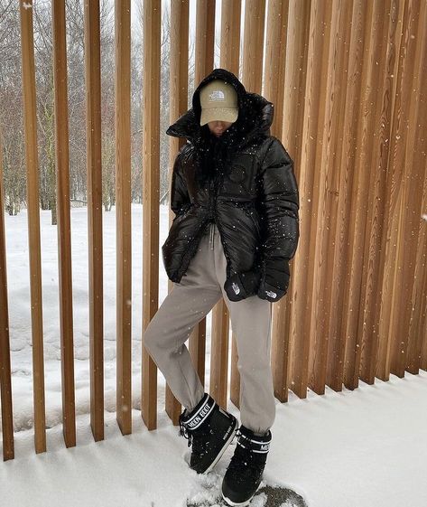 Snow Selfies, Moon Boots Outfit, Snow Boots Outfit, Outfit Ski, Snow Fits, Ski Trip Outfit, Winter Outfits Snow, Simple Winter Outfits, Winter Boots Outfits