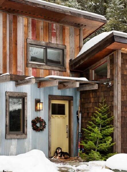 rustic-cabin-corrugated Recycled Homes, Eclectic Exterior, Diy Eclectic, Shack House, Corrugated Metal Siding, Rustic Entry, Chicken Barn, Rustic Exterior, Cabin Exterior