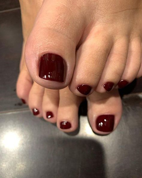 The Best Pedicure Colors To Try For Fall Classy Fall Pedicure, Late Summer Pedicure, Pedicure Ideas For Winter, Fall Toe Nails 2024, Fall Toe Nails Ideas Autumn, Fall Toe Colors, Fall Pedicure Colors Toenails 2024, Pedicure Autumn, Dark Pedicure Colors