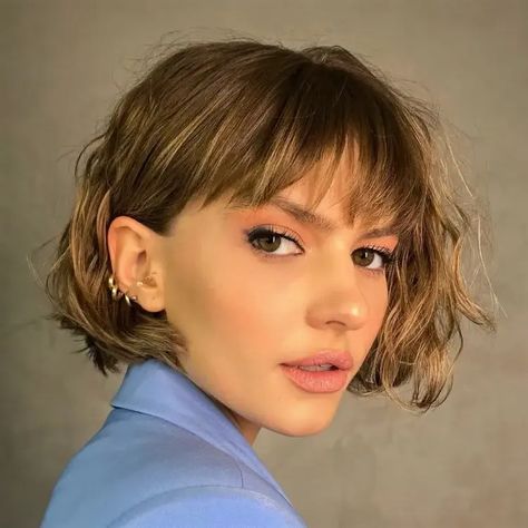 Bangs Below Eyebrows, Wavy Chin Length Hair With Bangs, Short Bob Fringe Bangs, Short Textured Bangs, Short Textured Bob With Bangs, Wavy Bob With Fringe, Short Wavy Bob With Bangs, Wavy Bob With Bangs, Vintage Bob Hairstyle