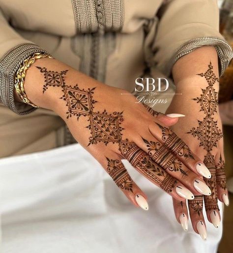 Henna Tattoo Wedding, Muslim Henna Designs, Henna Moroccan Style, Really Simple Henna Designs, Moroccan Henna Designs Simple, Henna Designs 2024, Henna Complicated, Henna Designs Moroccan, Simple Bridal Henna Designs