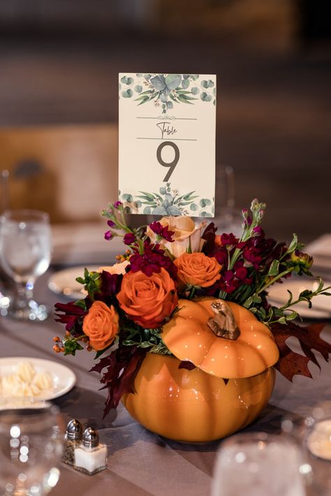 Centerpieces Wedding Autumn, Pumpkin Wedding Centerpieces Fall Decor, Table Decorations For Wedding Tables, Fall Wedding Sweetheart Table Flowers, October Wedding With Pumpkins, Minimalist October Wedding, Pumpkin Table Numbers Wedding, Fall Wedding Centerpieces With Pumpkins Wedding Table Decor, Fall Wedding Activities Receptions