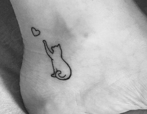 What better way to immortalize your cat? A tattoo! Take a look at these 25 small cat tattoo designs you will surely like! Cat Meaning Tattoo, Tattoos To Remember Cats, Gray Cat Tattoo Small, Small Tattoos For Animal Lovers, Cat Name Tattoo Ideas, Tattoo Ideas Cat Paw, Cat Reaching Tattoo, Pet Name Tattoo Ideas Cats, Whisker Tattoo Cat