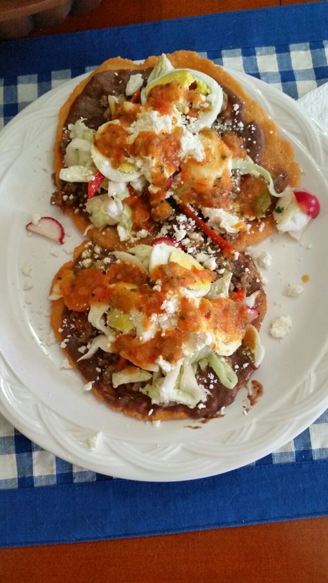 Enchiladas salvadoreno hecho en casa....homemade salvadoran street food, a traditional afternoon snack from el salvador Honduran Food Traditional, El Salvador Aesthetic Food, Salvador Culture, El Salvador Food, Salvador Food, Salvadoran Food, Honduran Recipes, Salvadorian Food, Easy Healthy Meal Prep