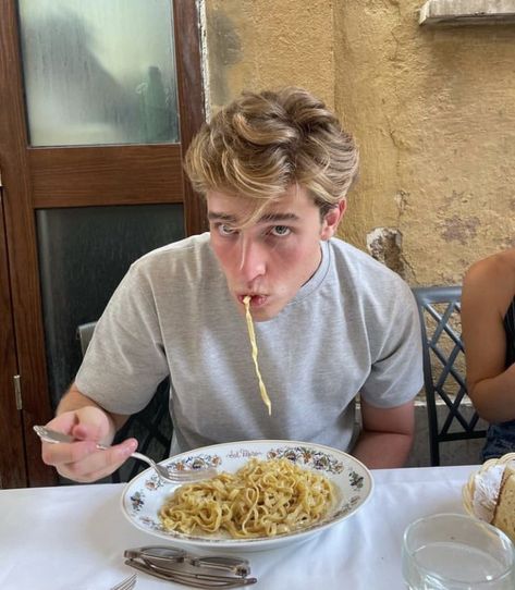 Men Eating Aesthetic, Blonde Rich Boy Aesthetic, Guy Eating Aesthetic, Faceclaims Female Blonde, Blonde Male Aesthetic, Blonde Beach Boy, Blonde Men Aesthetic, Cute Italian Guys, Italian Boys Aesthetic