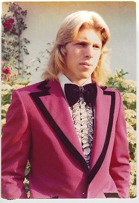 Mike is foxy with feathered hair. 80s Mens Prom, 80s Prom Suit, 80s Wedding Decorations, 80s Prom Men, 70s Tuxedo, 80s Tuxedo, 1970s Costumes, 1970s Prom, Formal Hairstyles Men