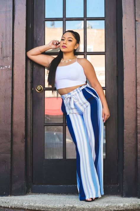 Women in white crop top and blue and white palazzo pants posing in front of wooden door.  Showing off your midriff in a crop top takes a bit of confidence. These days, you will see crop tops on all shapes and sizes. Crop tops also come in an array of colors, patterns, materials, and styles. The tops can be super short, baring your entire mid-section.  You might be thinking there is time and place for a particular type of top, and it might not be appropriate to wear it in specific events. Blue Palazzo Pants Outfit, Palazzo Pants Outfit, Diy Maxi Skirt, White Palazzo Pants, Maxi Sequin Skirt, Outfit For Work, Street Style Blog, Perfect Blouse, Diy Skirt