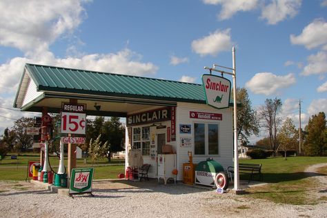 Gary Turner's Gay Parita Sinclair Station. Paris Springs Jct. Missouri. A must-see. Gary is amazing!! Getting Rid Of Gas, Station Photo, Old Gas Pumps, Vintage Gas Pumps, Gas Service, Memory Wall, Old Gas Stations, Old Country Stores, Filling Station