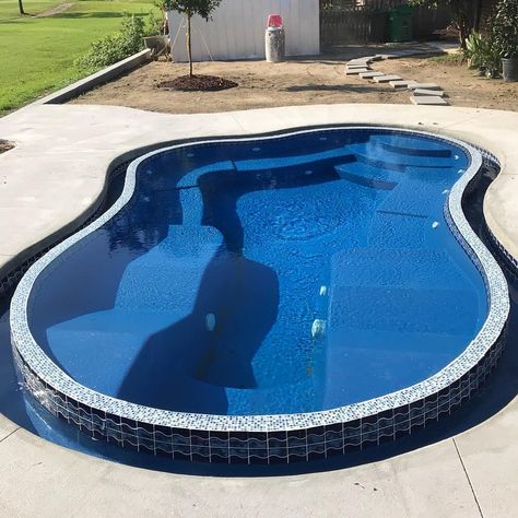 San Juan Fiberglass Pools' Sydney Spa with perimeter overflow Pool Spas, Fiberglass Pool Designs, San Juan Pools, Pallet Pool, Oval Pool, Fiberglass Pool, Pool Hacks, Fiberglass Swimming Pools, Pool Shapes