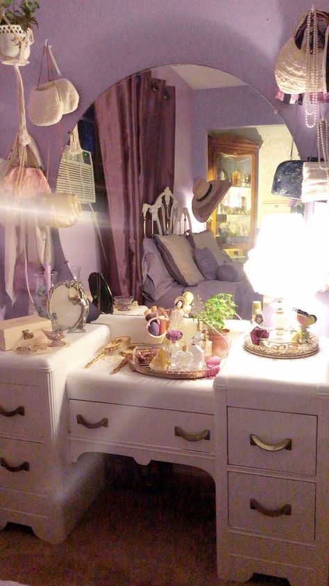 Glam Room Vintage, Vanity Old Fashioned, Vintage Vanity Benches, 50s Bedroom Aesthetic Vintage, Vintage Vanity Set Up, Beauty Vanity Aesthetic, 80s Vanity Aesthetic, Small Retro Bedroom, Vintage Room Makeover