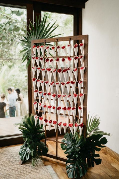 Wedding Confetti Holder, Wedding Toss Ideas, Flower Toss Wedding, Hermes Photography, Petal Toss Wedding, Confetti Ideas, Tropical Wedding Ideas, Petal Toss, Wedding Toss