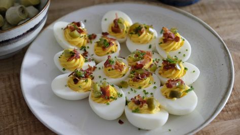 Jalapeño Deviled Eggs, Jalapeno Deviled Eggs, Jalapeno Bacon, Pineapple Smoothie Recipes, Bacon Deviled Eggs, Cranberry Cream Cheese, Classic Appetizers, Stuffed Jalapenos With Bacon, Dessert Simple