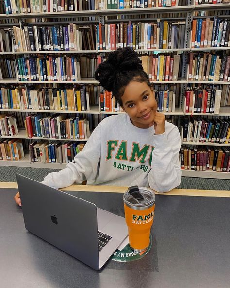 College Black Women Aesthetic, Black Education Aesthetic, School Aesthetic Black Women, Black College Student Aesthetic, Black College Girl Aesthetic Studying, College Aesthetic Black Women, Famu College Aesthetic, Black College Girl Aesthetic, Black Teacher Aesthetic