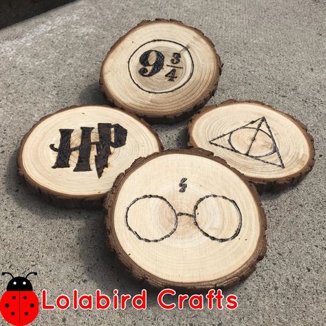 Harry Potter Wood Burning Ideas, Wood Burning Harry Potter, Harry Potter Wood Burning, Pyrography Coasters, Harry Potter Coasters, Harry Potter Living Room, Pyrography Ideas, Wood Burning Tips, Coaster Ideas