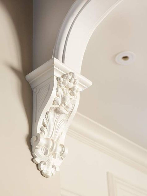 Recuerda agregar detalles a cada rincón de tu hogar, esto enriquecerá todo el ambiente. Victorian Archway Moldings, Antique Moldings And Trim, Doorway Casing Ideas, Arch Way Decor Interior, Curved Entryway, Pilar Design, Arch Doorways, Muebles Shabby Chic, Wall Trim