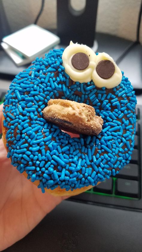 Cookie Monster Doughnut, Cookie Monster Donut, Summer Donut Ideas, Cute Donut Decorating Ideas, Gourmet Donuts Ideas, Cookie Monster Party Favors, Halloween Cookie Designs, Cookie Donut, Donut Ideas