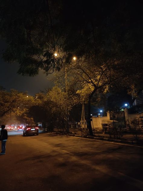 Delhi in midnight.. Delhi Roads In Night, Delhi Road Snap, Delhi Aesthetic Night, Delhi Snapchat, Delhi Roads, Phone Emoji, Indian Road, Weird Quotes, Bff Photography