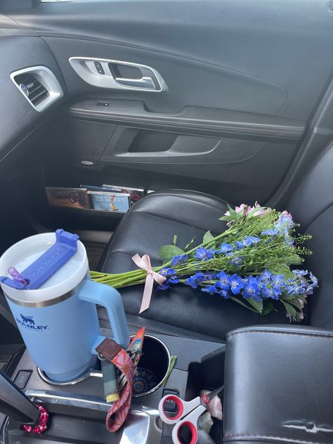 Clean Car Astethic, Preppy Car Aesthetic, Stanley Girl Aesthetic, Blue Stanley Cup Aesthetic, Thread Wallets Aesthetic, Clean Girl Car Aesthetic, Blue Clean Girl Aesthetic, Clean Car Aesthetic, Aesthetic Car Keys